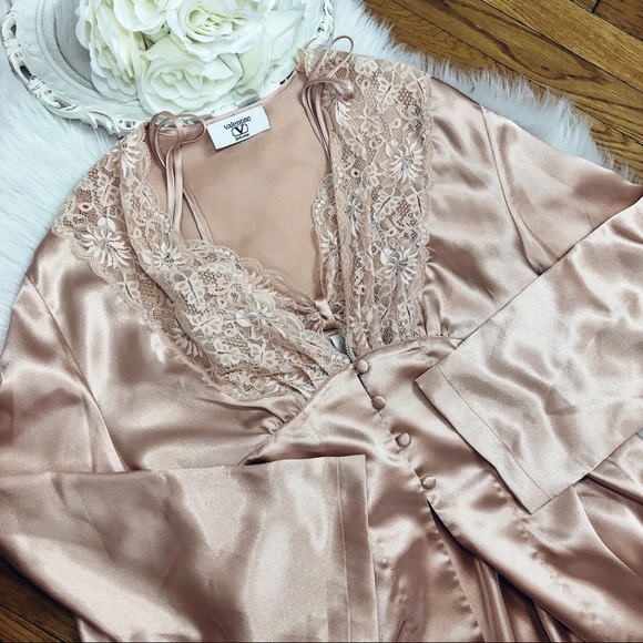SOLD🌹Vtg Valentino 80s Silky Peignoir Sleep Set🌹 - Picture 4 of 4